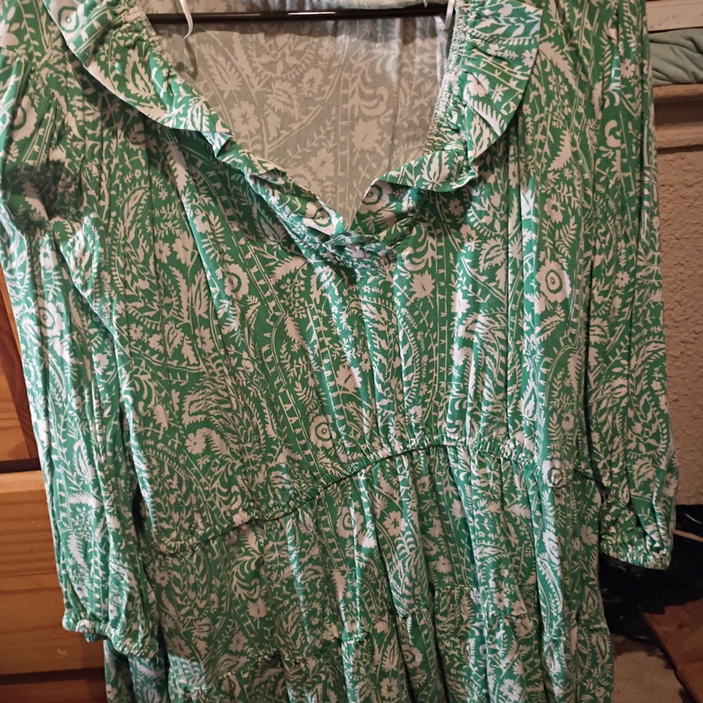 crown & ivy Green and White Floral Tunic Blouse